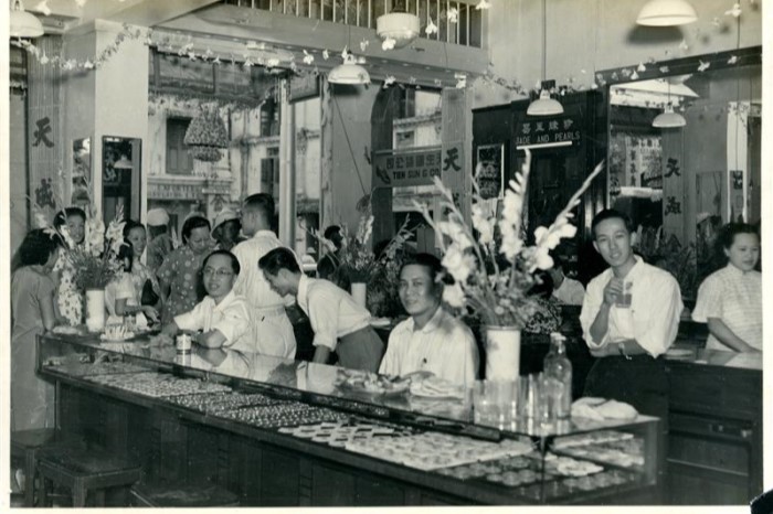 <span>This photograph, taken around the 1950s-1960s, shows crowds of buyers at Tin Sing, one of the most popular gold and jewellery shops along South Bridge Road.</span>